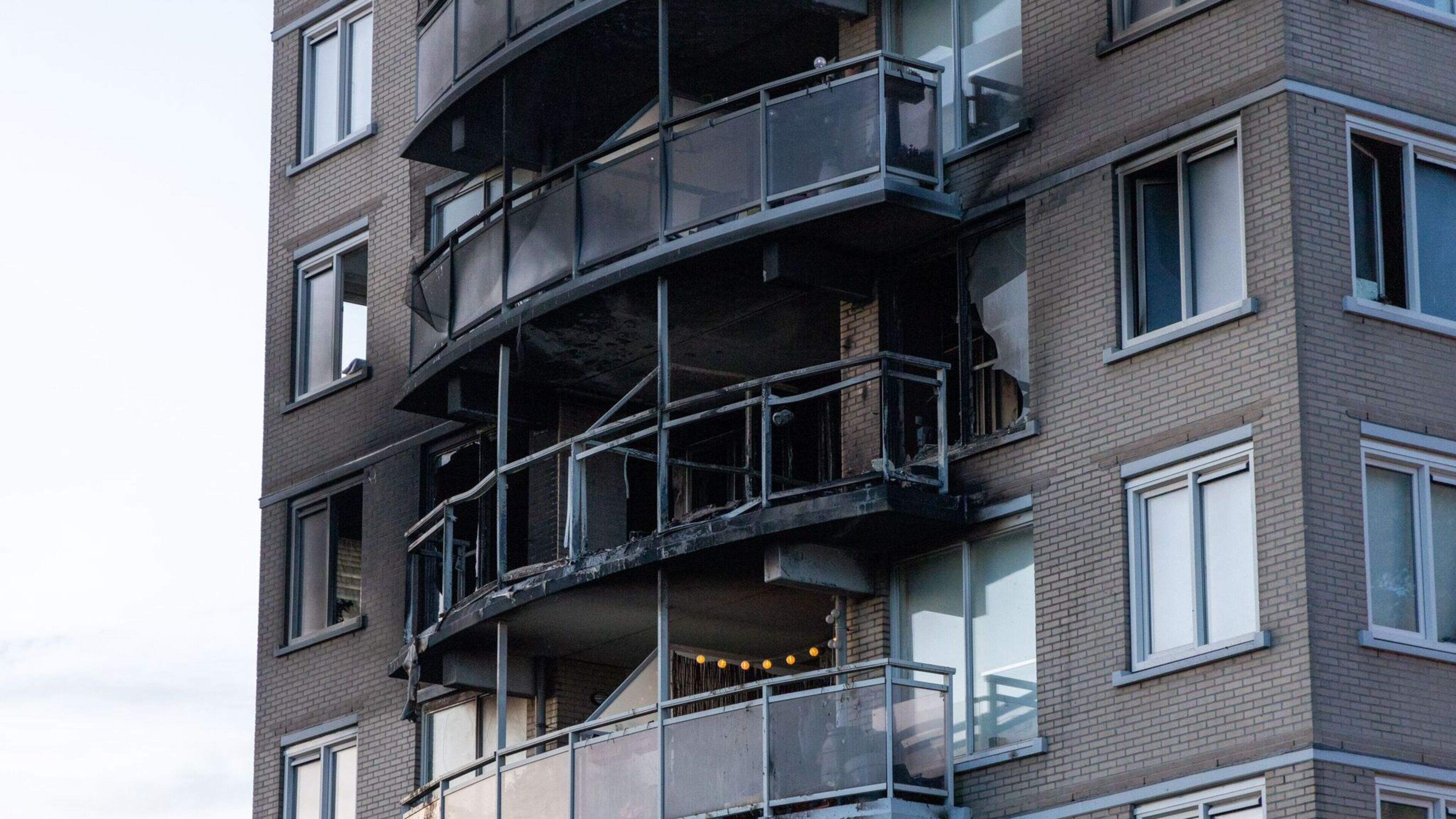 Brand verwoest huis gezin, gemeente geeft trap na door afpakken parkeervergunning: ’Het is onmenselijk’
